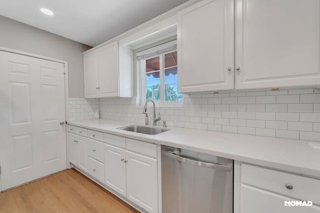 Building Photo - Central Phoenix Home + Rare Climate-Contro...
