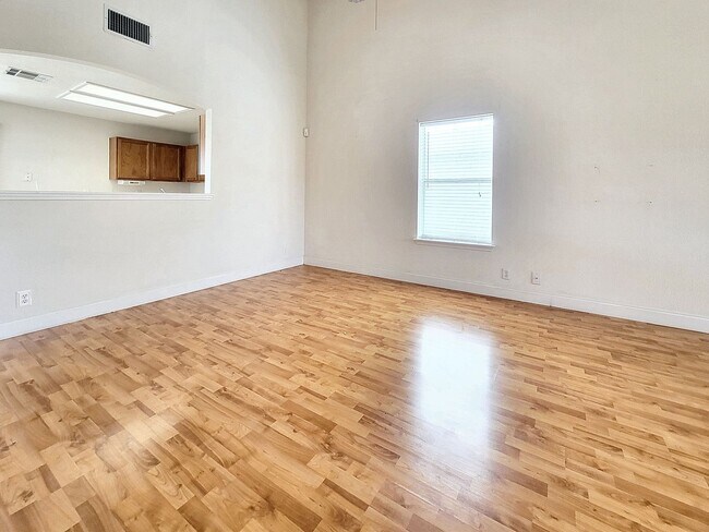 Building Photo - Charming 3/BR 2.5/BA Home with Bright Inte...