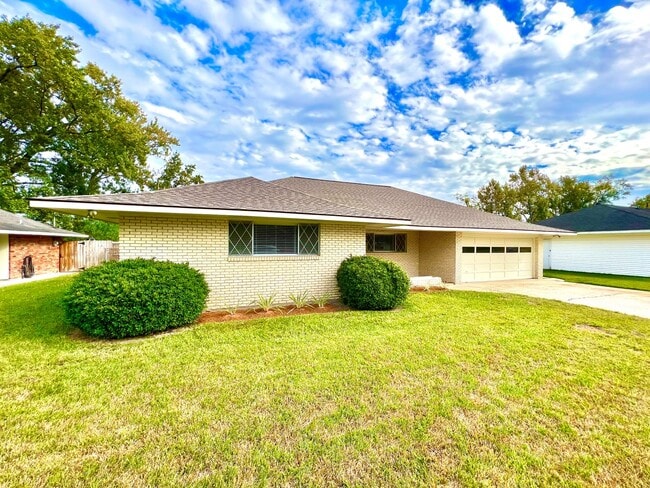 Building Photo - Updated 3 Bedroom Home with All Appliances & Double Garage