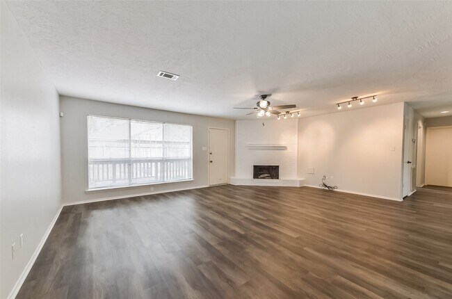 Building Photo - 16606 Burlcreek St