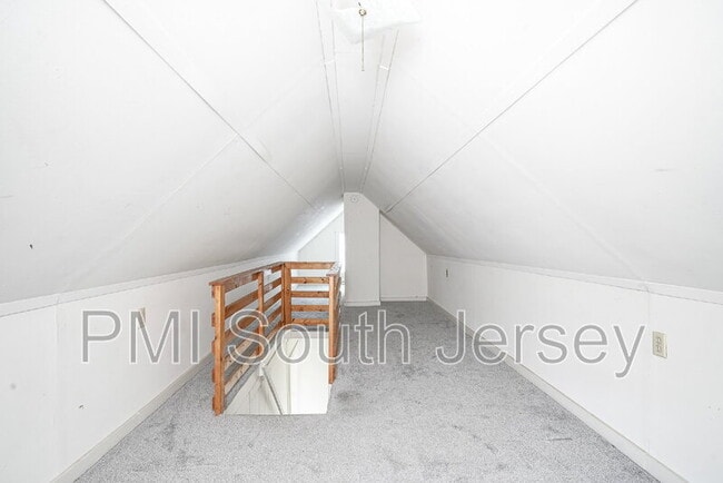 Building Photo - 121 Oak St