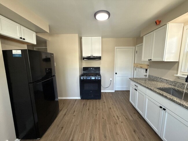Building Photo - Freshly Renovated 3-Bedroom Home – Quality...