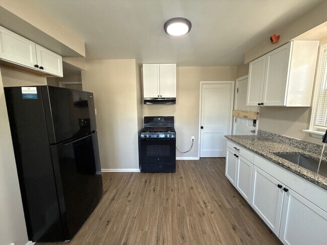 Building Photo - This beautifully updated 3-bedroom, 1-bath...