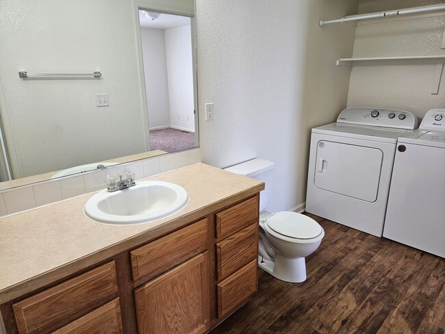 Building Photo - Adorable 2 bedroom townhome Available ASAP!