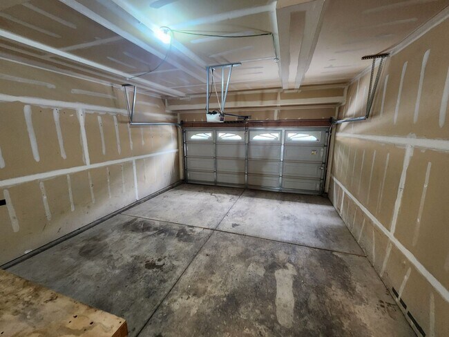 Building Photo - 3 Bedroom Townhome in Gated Community