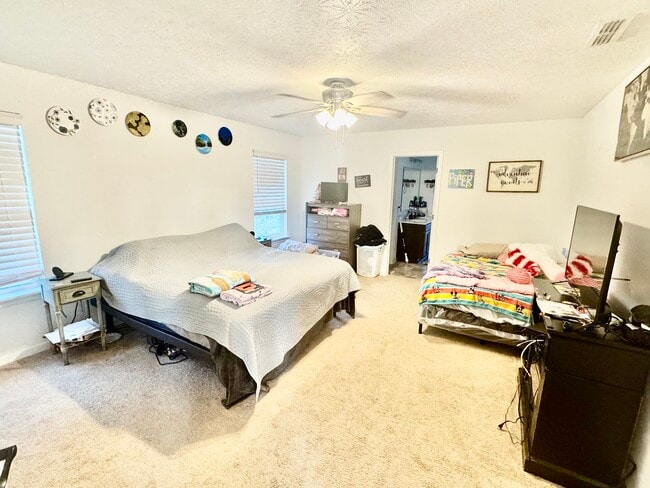 Building Photo - 13238 N Lndg Cir W