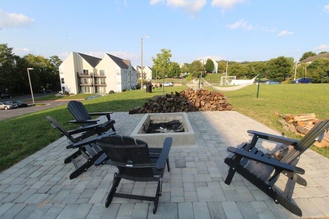 Building Photo - 1320 Bradley Dr