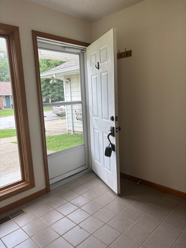 Building Photo - 3 Bedroom 2 bath