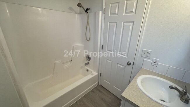 Building Photo - SE Portland - 2BD I 1BA - Top Floor w/ Balcony!