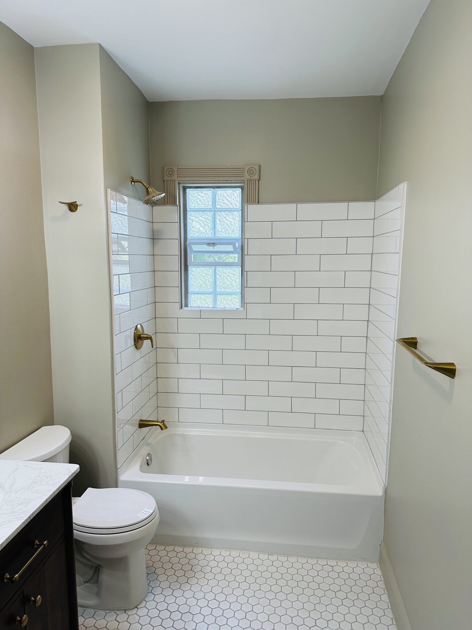 Full bath - 514 Delta Ave