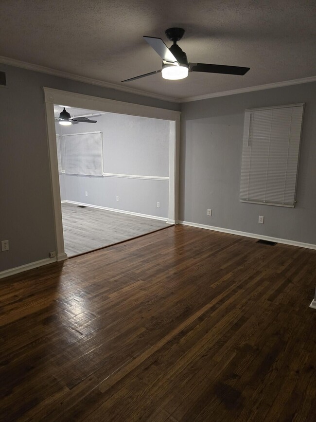Building Photo - 204 S Robbins Ct