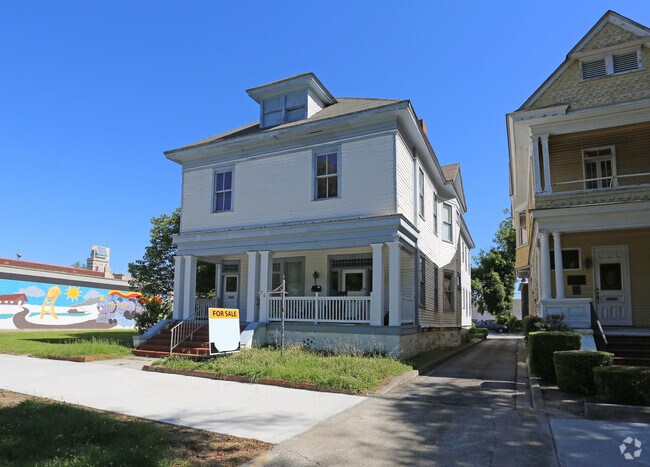 Building Photo - 563 Greene St