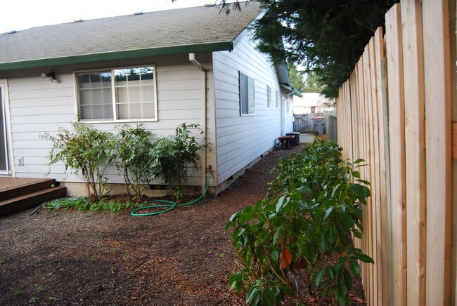 Building Photo - Charming & Well-Maintained Single-Story Home in McMinnville