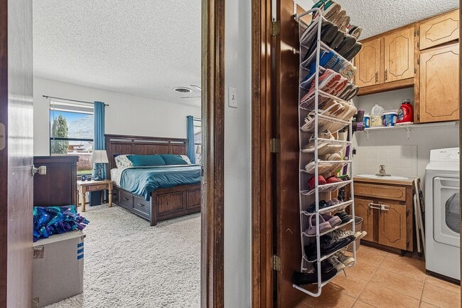Building Photo - Spacious 3 bedroom 2 bath home with Solar Panels