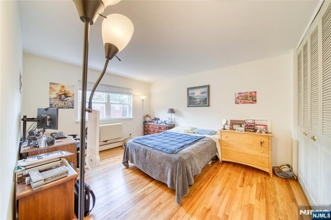 Building Photo - 132 Regency Park