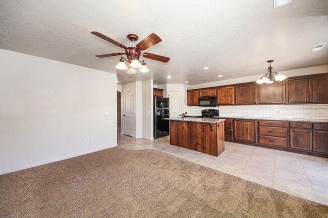 Building Photo - Beautiful Fossil Hills END UNIT!!