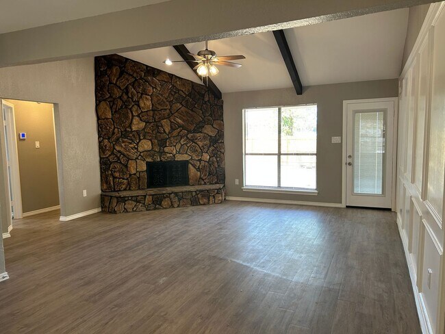Building Photo - 2218 Parkside Dr