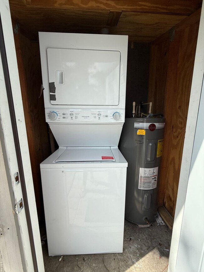 Building Photo - 2 Bedroom 1 Bath Duplex with Washer/Dryer!...