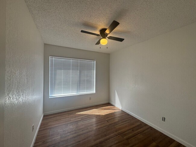 Building Photo - 4828 W Orangewood Ave