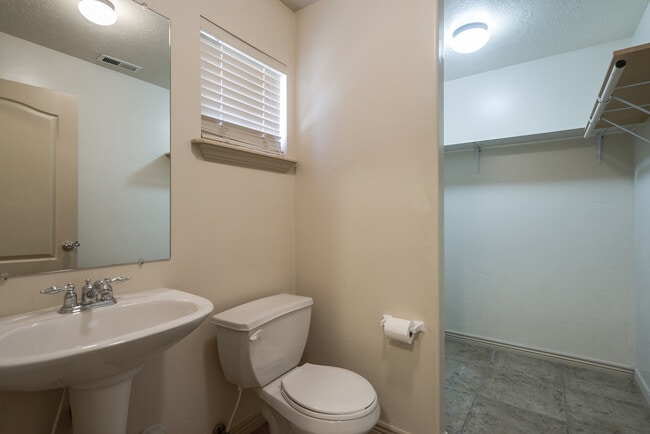 Building Photo - 4 Bedroom in The Knolls at Little Valley