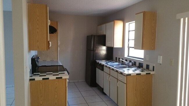 Building Photo - 3 Bed 2.5 Bath Townhome | Gated Community ...