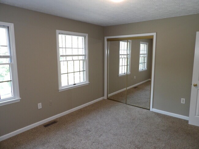 Building Photo - 244 Meadowview Dr