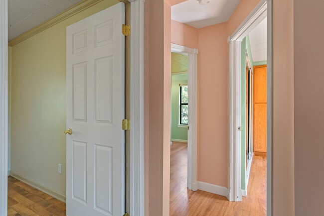 Building Photo - 3 Bedroom 1 Bath