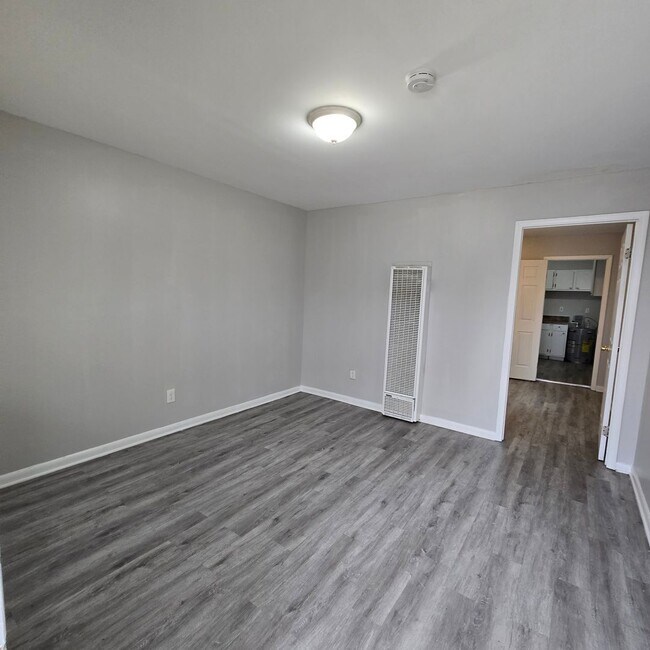 Building Photo - Charming Apartment Unit