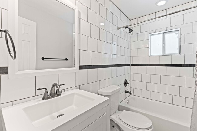 Building Photo - Fully renovated home close to downtown