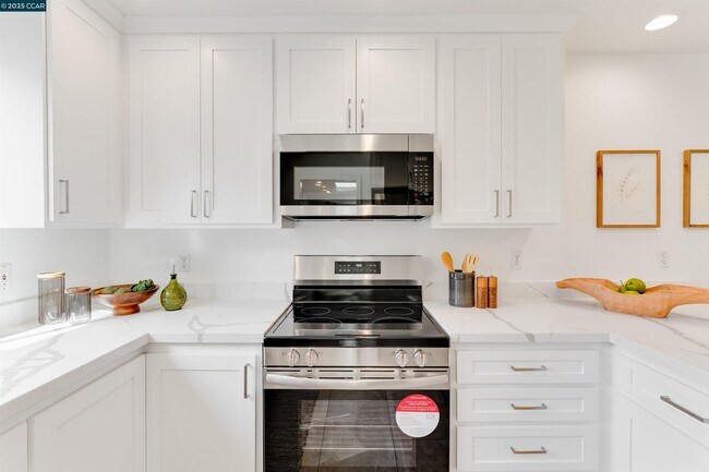 Building Photo - 2424 San Miguel Dr