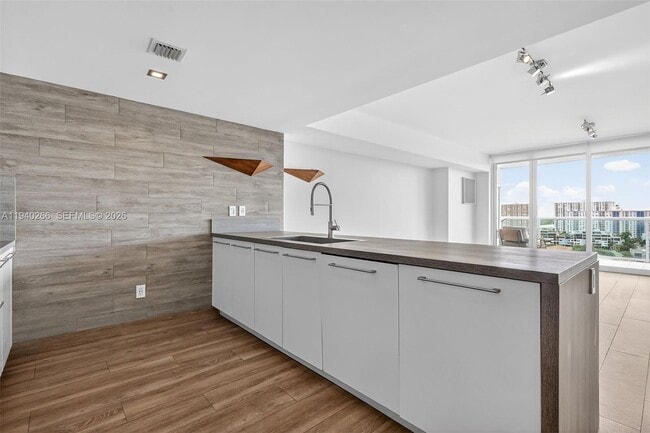 Building Photo - 400 Sunny Isles Blvd