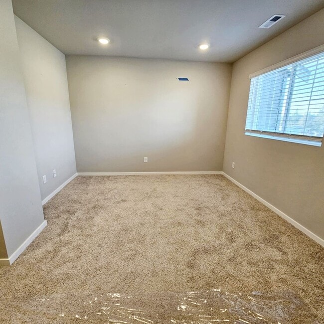 Building Photo - Immaculate and spacious 3 bed townhouse in convenient CK location