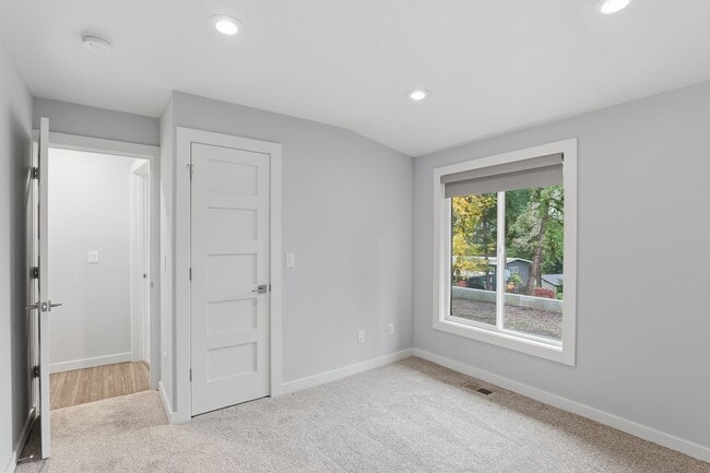 Building Photo - Stunning 4 Bedroom/2 Bathroom West Linn Retreat with Designer Firepit & Gorgeous Views!