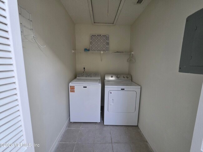 Building Photo - 1301 W Defender Ct