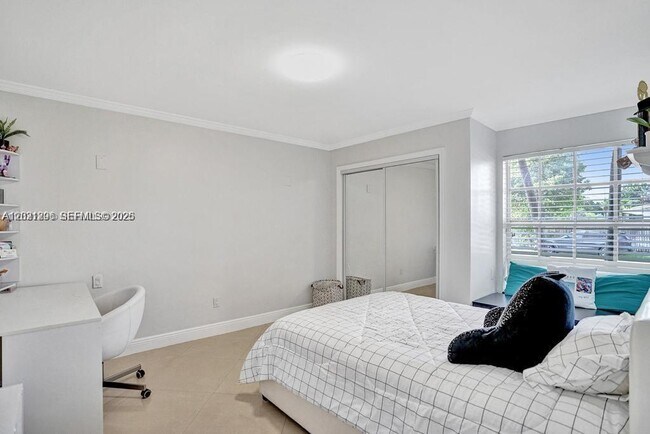 Building Photo - Northeast 214th Street, North Miami Beach, FL 33179 - 5 BR 4 BA single-family home