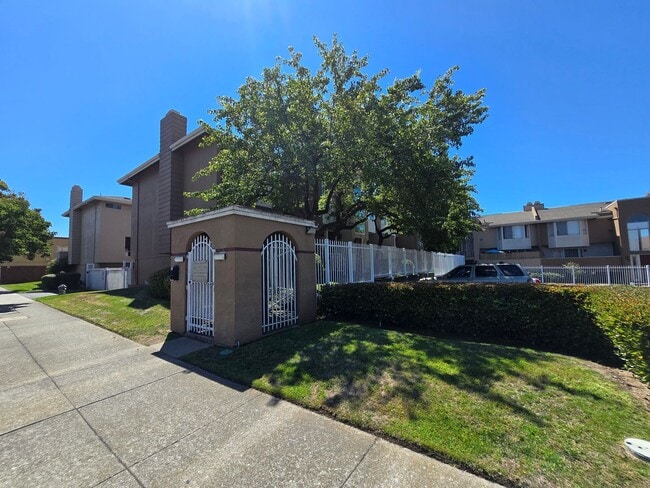 Building Photo - Tri Level Townhouse located in a Gated Com...