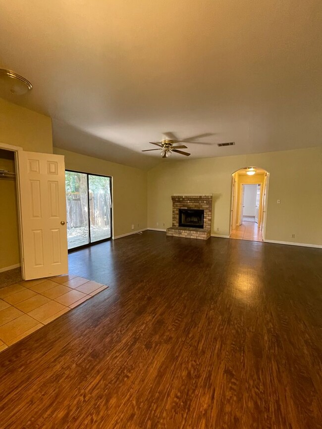 Building Photo - 2626 Gwendolyn Ln