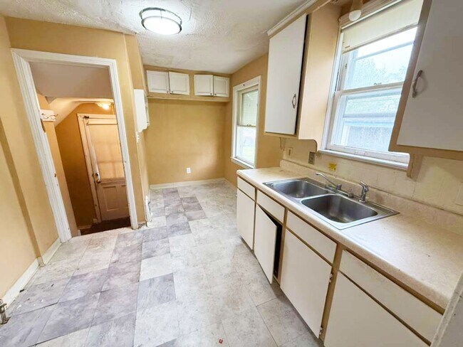 Building Photo - 3 BED 1 BATH SINGLE FAMILY HOME