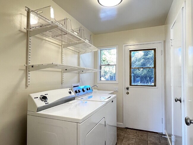 Building Photo - Lovely 3+ Bedroom Single Story Home in San Rafael!