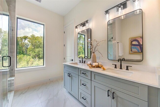 Building Photo - 6121 Pacific Frst Dr