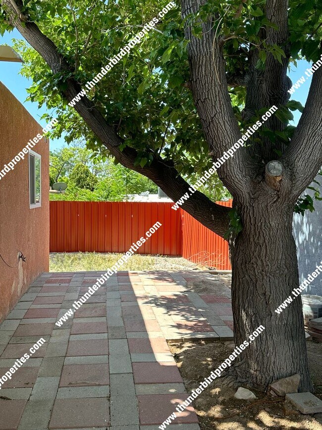 Building Photo - Great NE 3 bedroom- MOVE IN SPECIAL!! $250...
