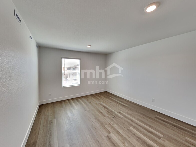 Building Photo - 5856 Vaes Dothrak St