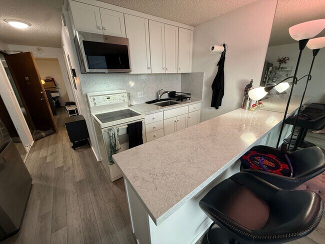 Building Photo - Beautiful High-Rise 1 Bedroom in Waikiki with Covered Parking