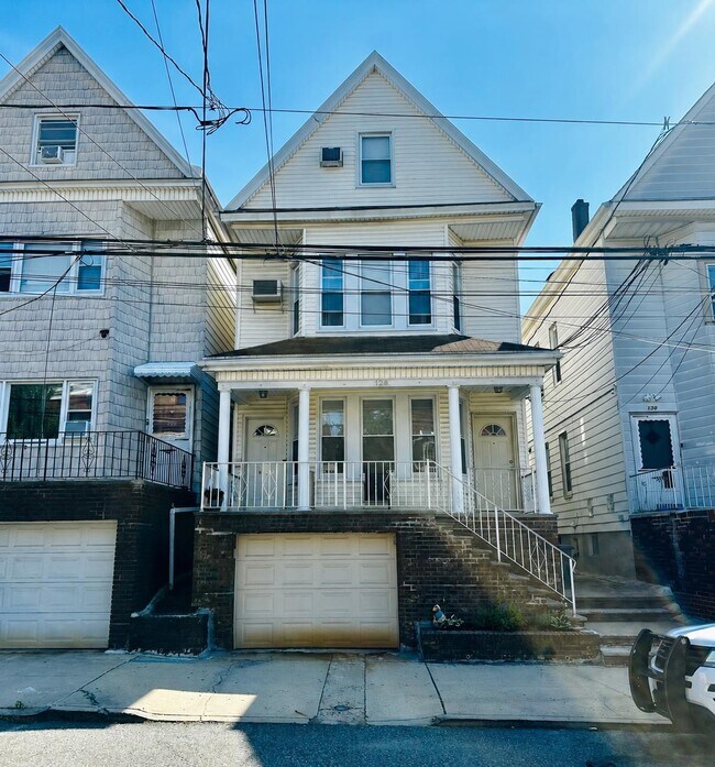 Building Photo - 128 W 26th St