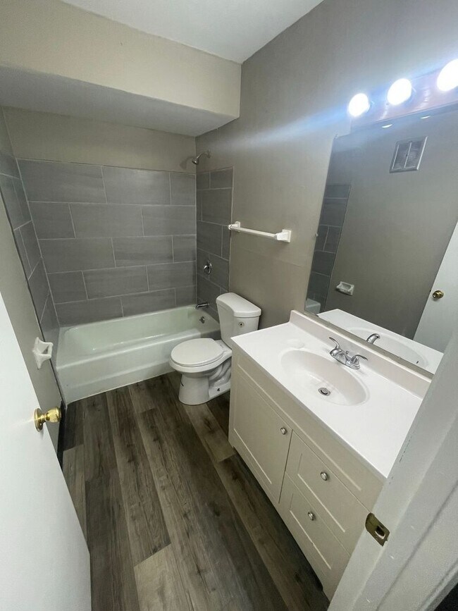 Interior Photo - 1700-1710 Elder St