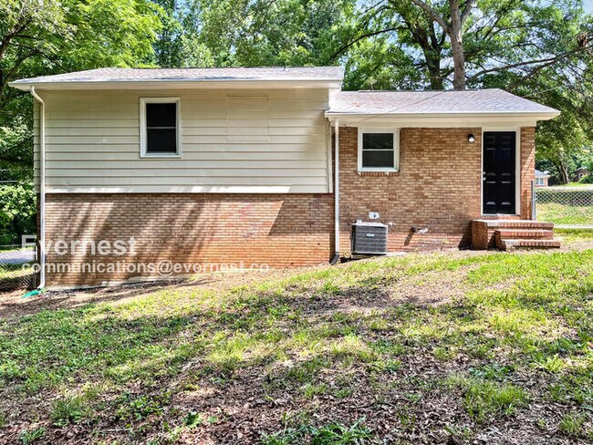 Building Photo - 2815 Crescent Ln