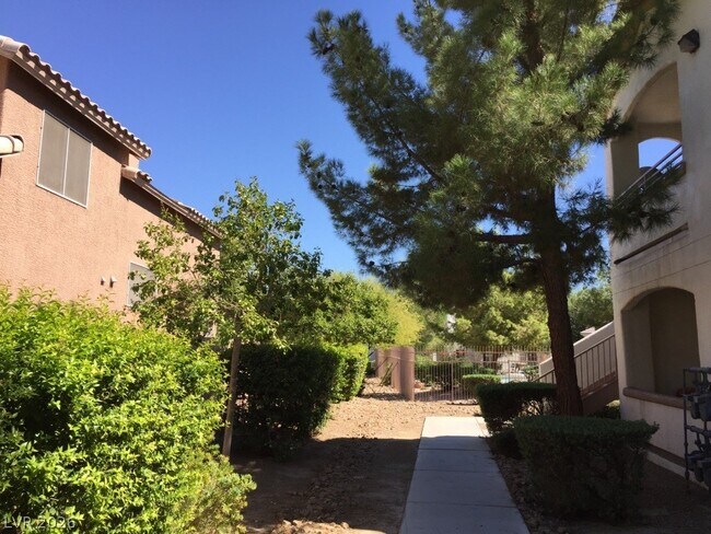 Building Photo - 5650 E Sahara Ave