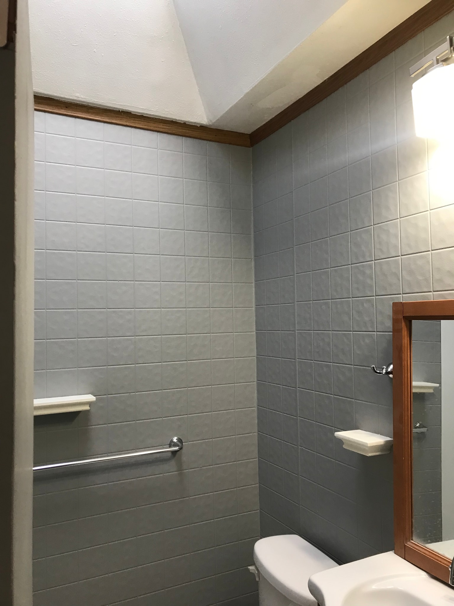 full bath - 1329 E 23rd St