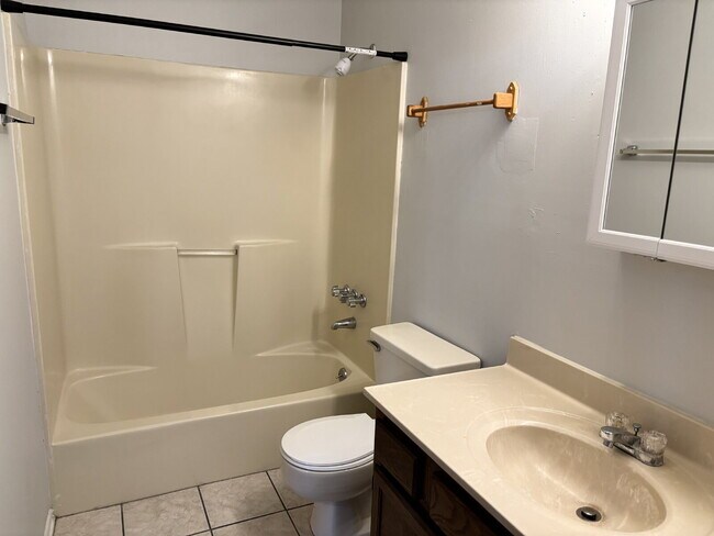 Building Photo - "Charming 2-Bedroom Townhouse in Fort Walton Beach!"