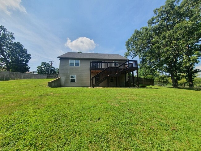 Building Photo - Great home with a fence
